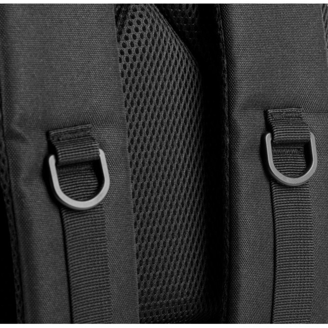 Detalles de la parte trasera de Mochila Estilo Militar Sostenible de Poliéster Reciclado 600D Personalizable con Compartimento para Portátil 17.3’